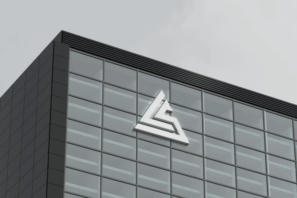 Enseigne LS Couvreur-Zingueur sur la façade d'un bâtiment