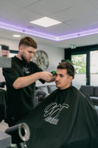 Ambiance du salon MT Barber pendant une prestation