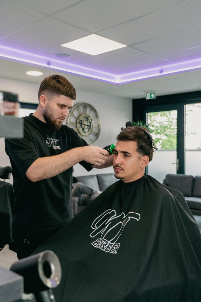 Ambiance du salon MT Barber pendant une prestation