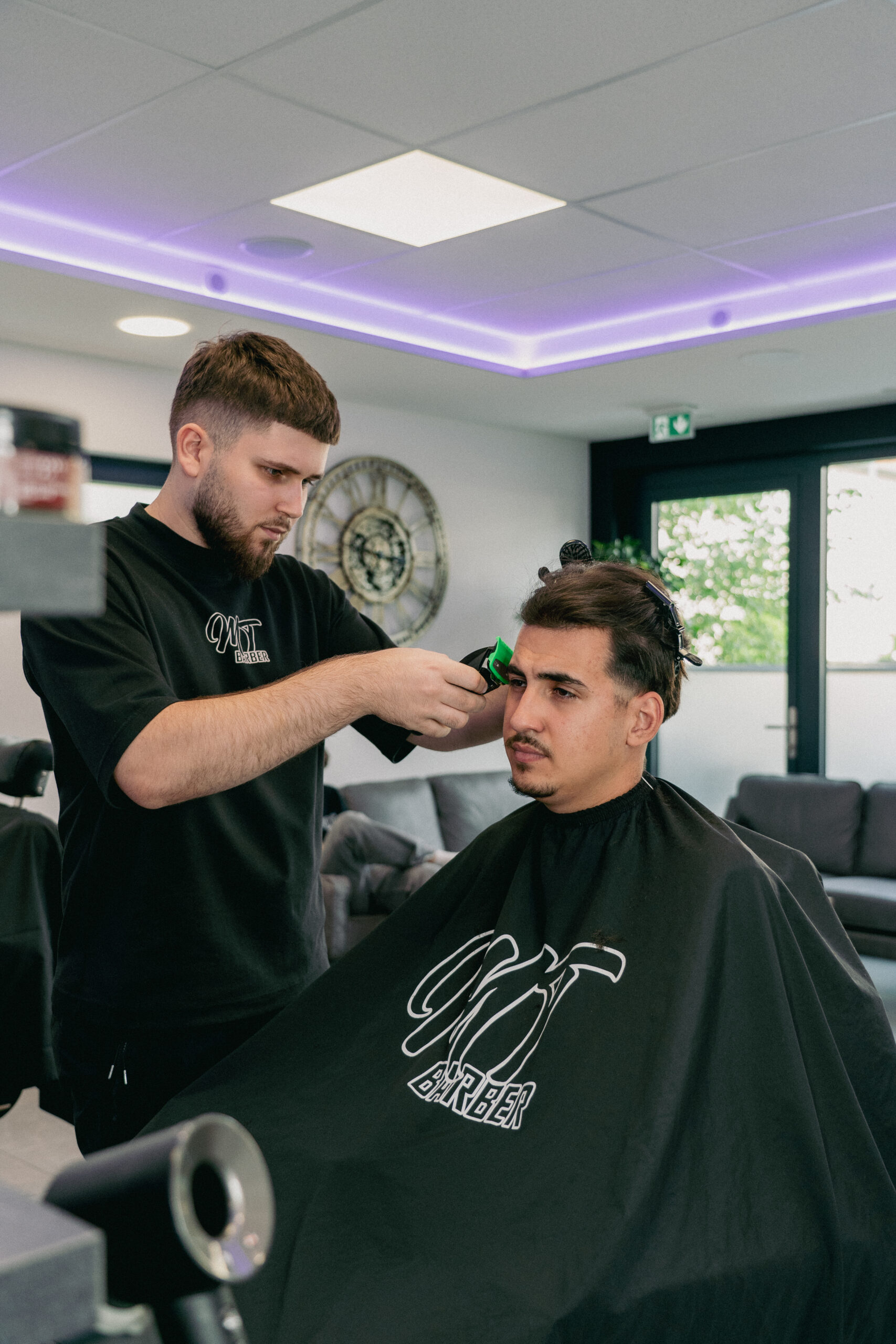 Ambiance du salon MT Barber pendant une prestation