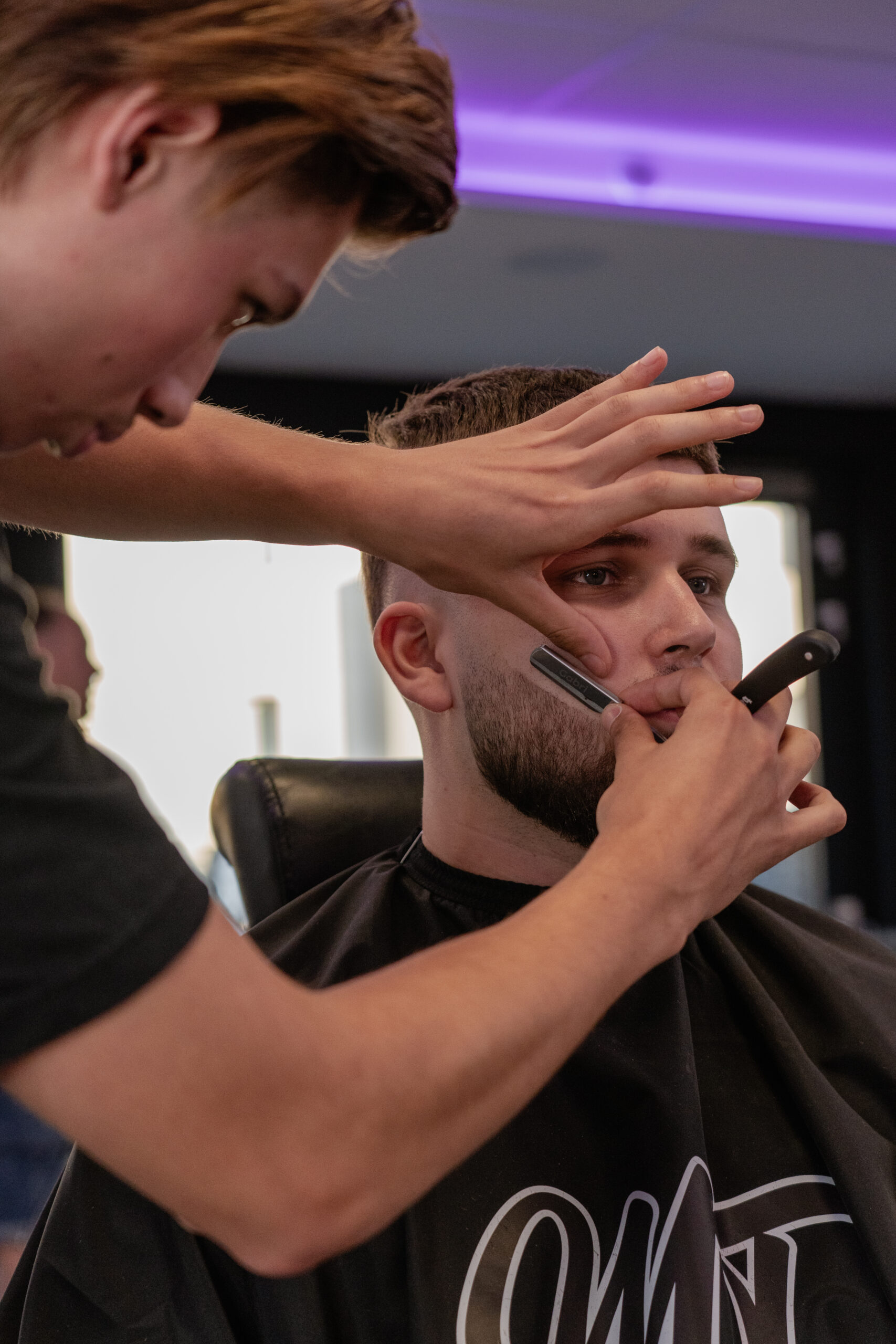 Coupe en cours dans le salon MT Barber à Haguenau