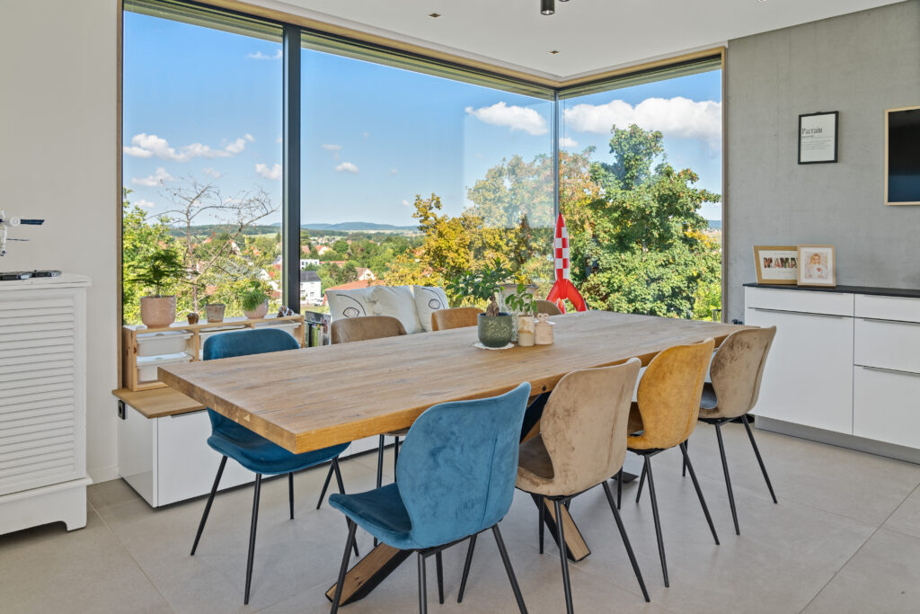 Photographe immobilier à Haguenau – salle à manger moderne avec grande baie vitrée et vue panoramique