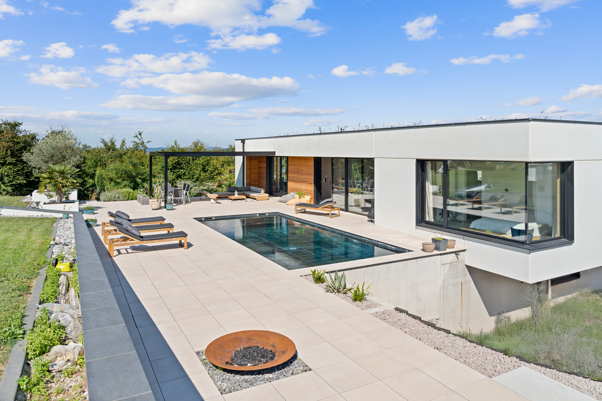 Photographe immobilier à Haguenau – villa contemporaine avec piscine et terrasse moderne