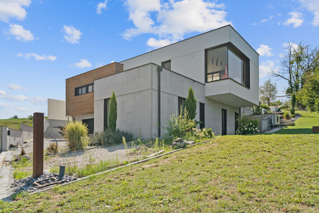 Photographe immobilier à Haguenau – villa contemporaine avec façade béton et bardage bois