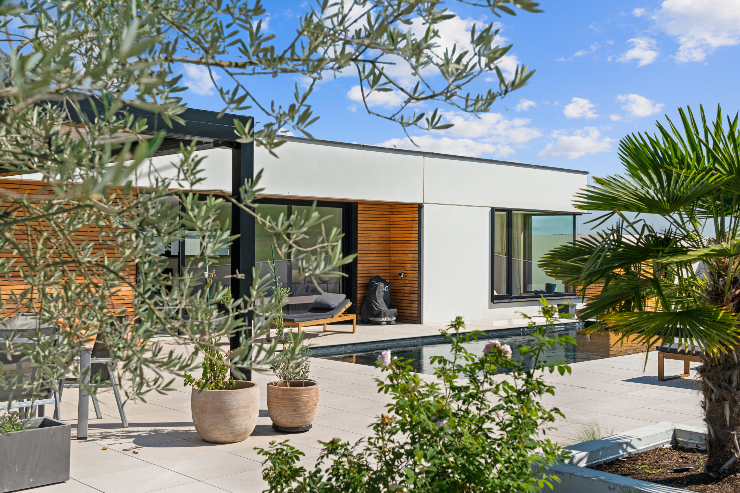 Photographe immobilier à Haguenau – villa moderne avec terrasse, piscine et palmiers